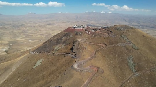 Շինարարություն` լայն թափով. Հատիսի գագաթին &laquo;Հայոց Արծիվներ&raquo;-ի կամավորականներն են