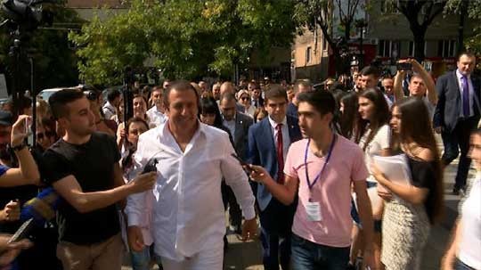 Գագիկ Ծառուկյանը հանդիպել է Երևանի ավագանու ընտրություններում ԲՀԿ համամասնական ցուցակի անդամների հետ