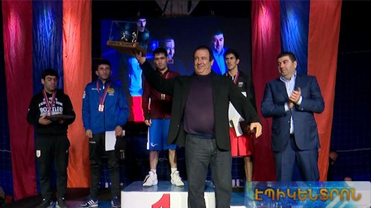 Գագիկ Ծառուկյանը պարգևատրել է &laquo;Կաշվե ձեռնոց&raquo; մրցաշարի հաղթողներին