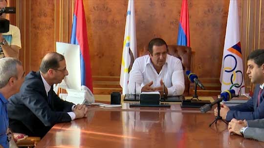 Գագիկ Ծառուկյանն ընդունել է հեծանվասպորտի Եվրոպայի չեմպիոնին և ջրացատկի Եվրոպայի առաջնության մեդալակիրներին