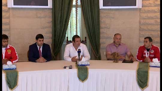 Գագիկ Ծառուկյանը հանդիպել է Ուկրաինայից հաղթանակով վերադարձած ուժային եռամարտիկներին