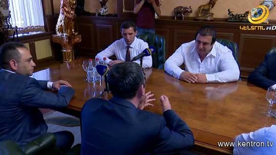 ԲՀԿ նախագահ Գագիկ Ծառուկյանը հանդիպել է ՀՅԴ ներկայացուցիչների հետ